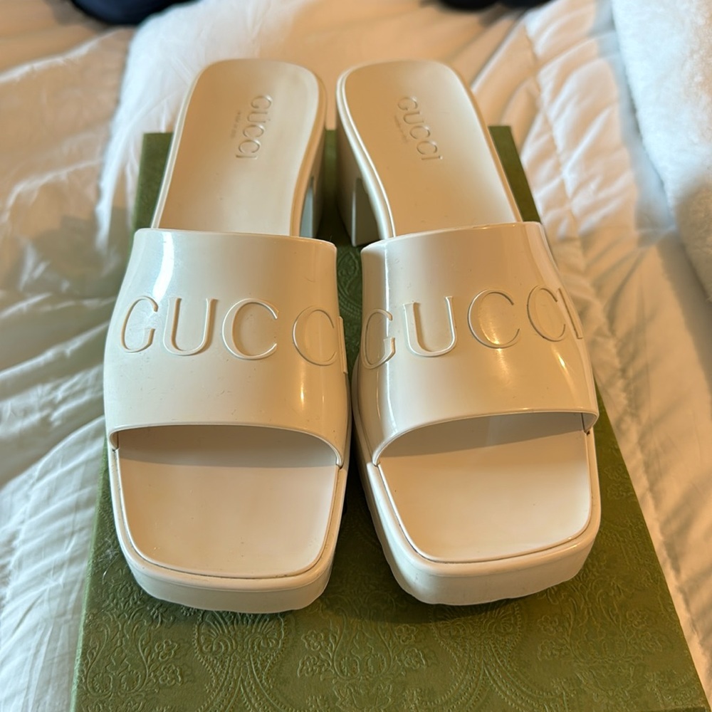 GUCCI WOMEN'S RUBBER SLIDE SANDAL